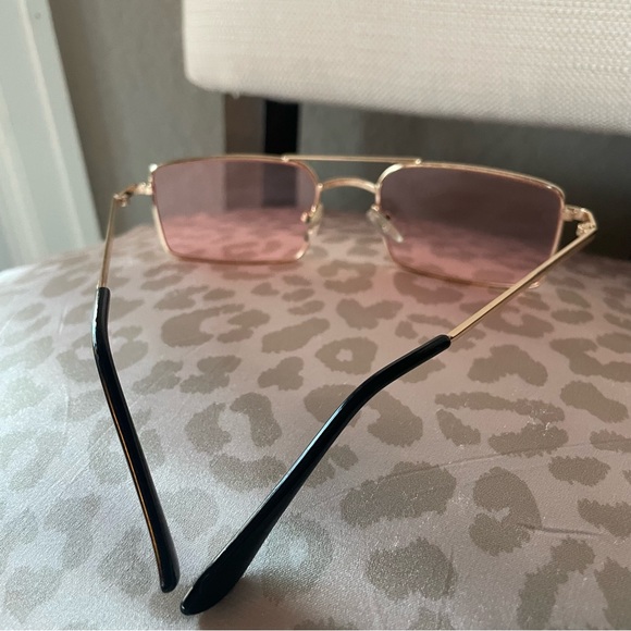 Pink Sunglasses 🌸 - Picture 3 of 4